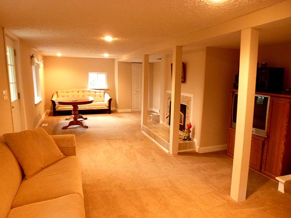 Living Room/Dining Area
