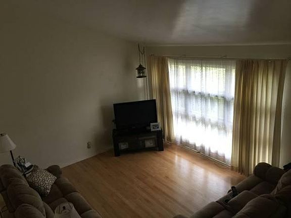 2nd image of 109 Lauretta Ln #109