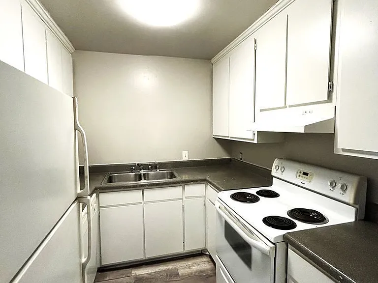 Riverbend Apartments — Photo 19