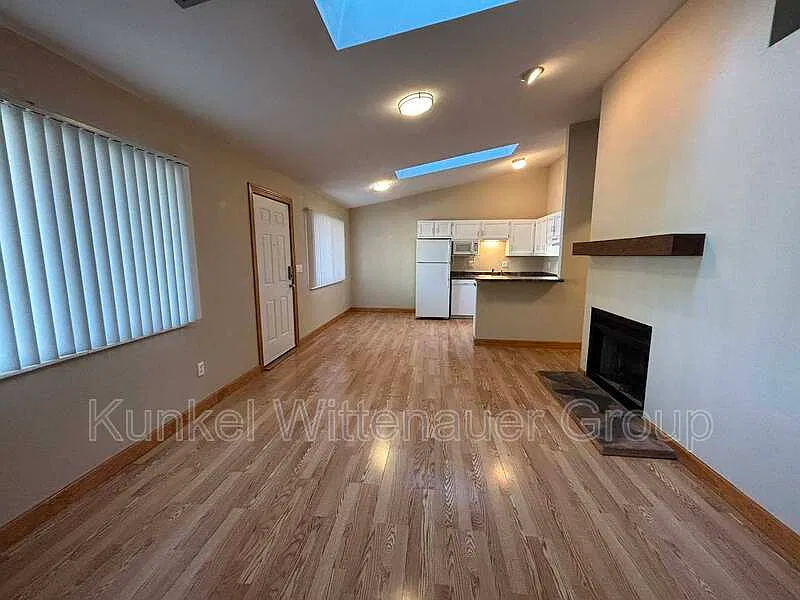 2 bed, 1.0 bath, 800 sqft, $1,050 — Photo 2
