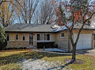 19 Mandel Ln, Prospect Heights, IL 60070