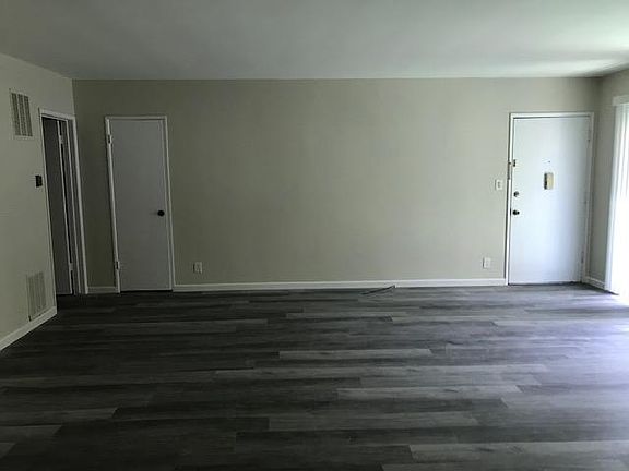2nd image of 4804 Gaviota Ave #A107