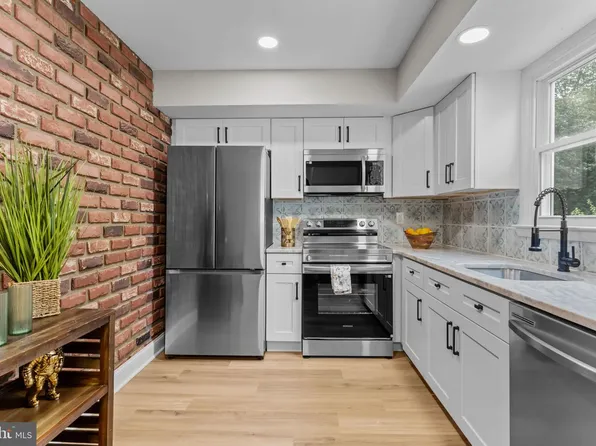 387 Larchwood Ave, Trevose, PA 19053