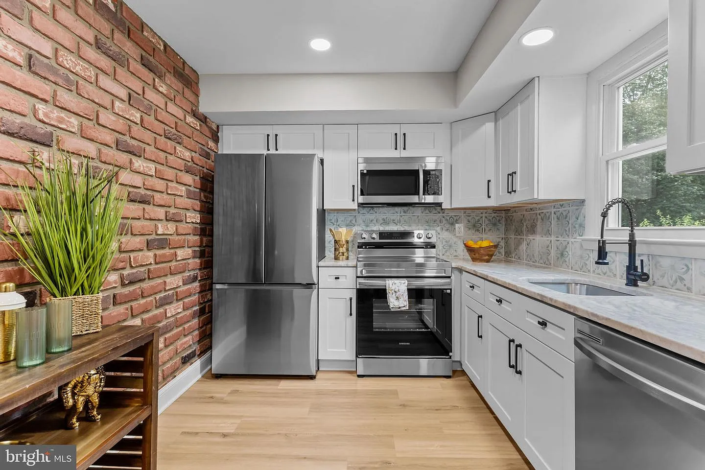 387 Larchwood Ave photo 1