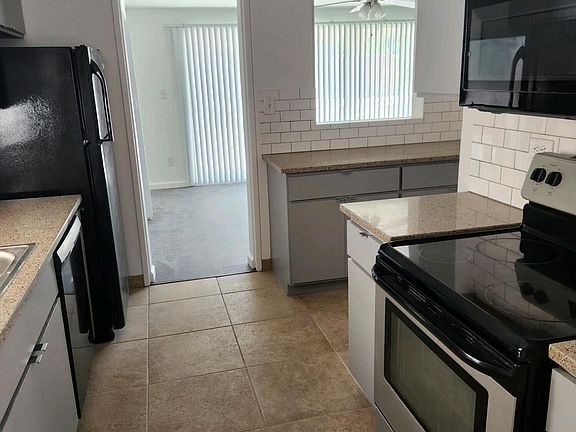 5th image of 6004 Hannett Ave NE