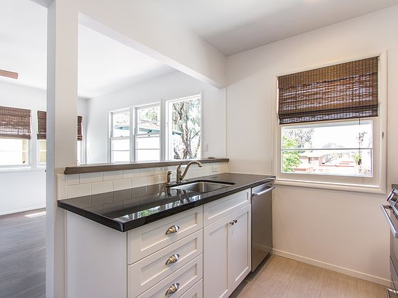 3rd image of 502 Poinsettia Ave