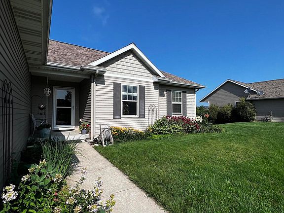 3rd image of 885 Sunrise Ln NW