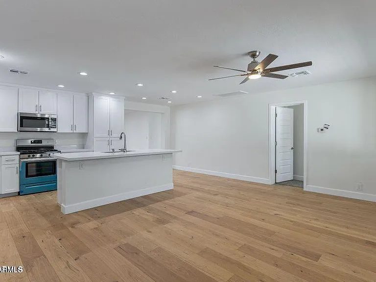 551 W 17th Pl — Photo 18