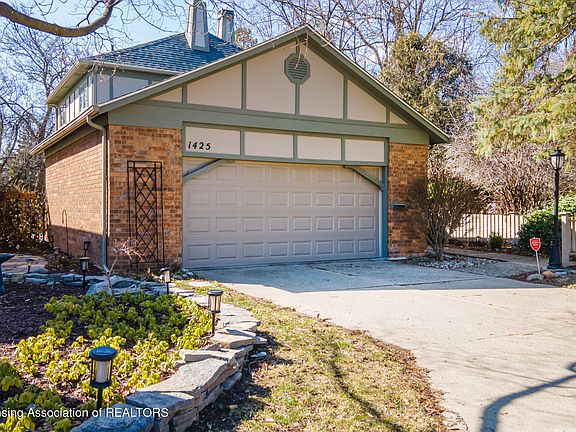 2nd image of 1425 Somerset Close St