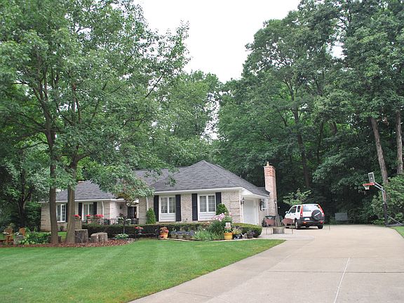 Large Driveway & 2 1/2 Car Garage