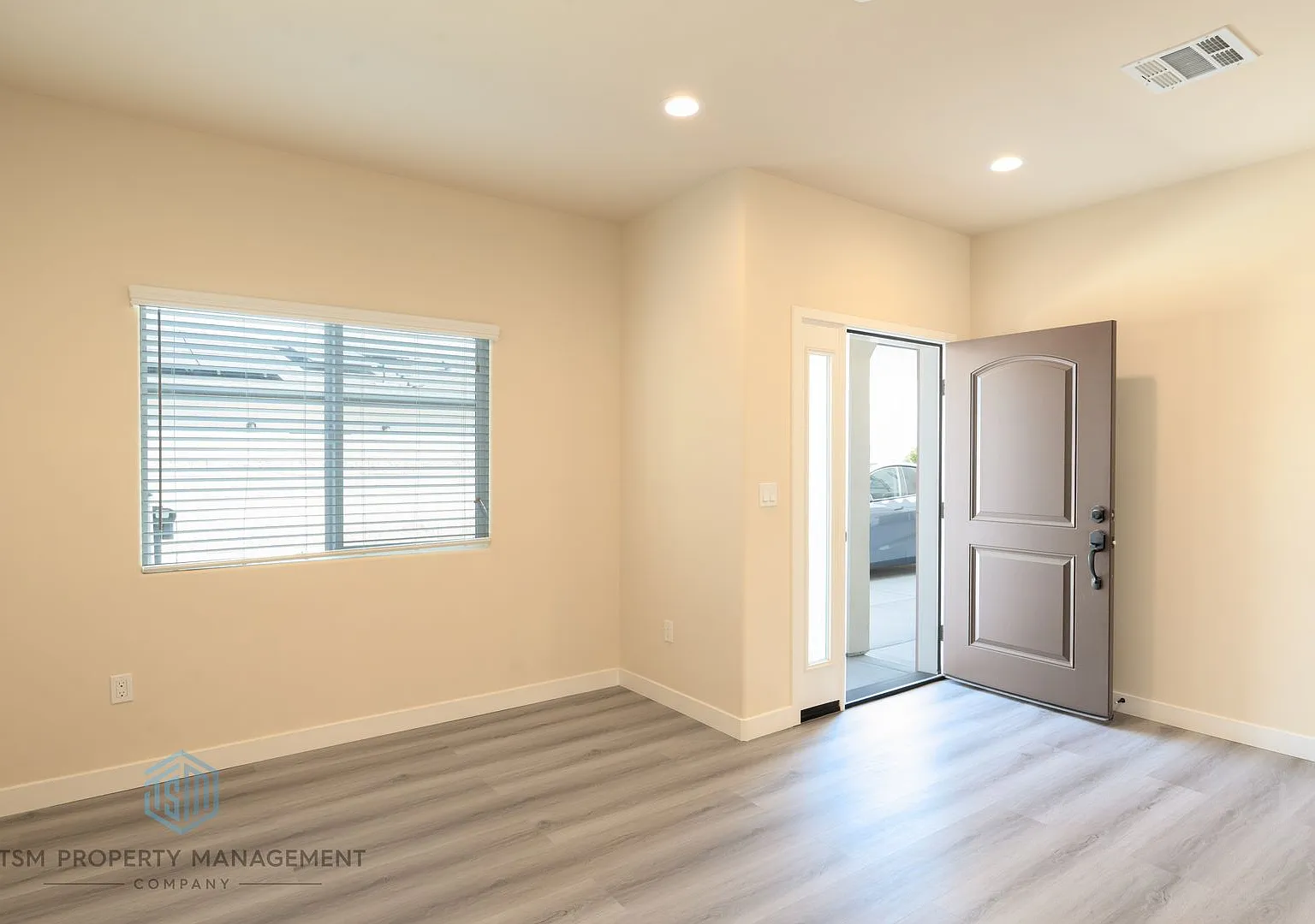 405 Genoa St — Photo 3