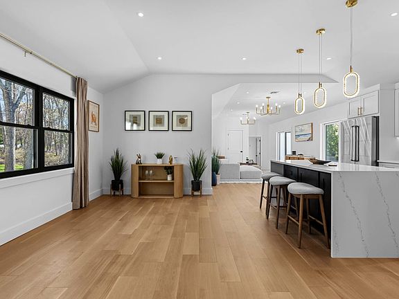 5th image of 10 Tramposh Ln