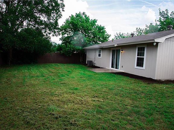 2nd image of 1423 Woodford Ct