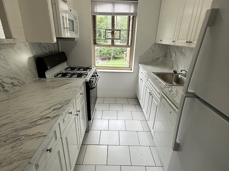 192-65 71st Cres #1B — Photo 2