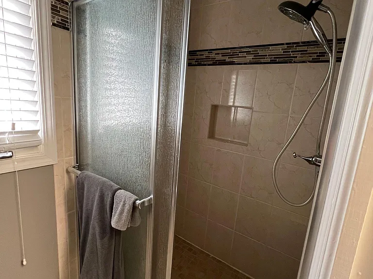 Full bathroom- Primary bedroom en suite