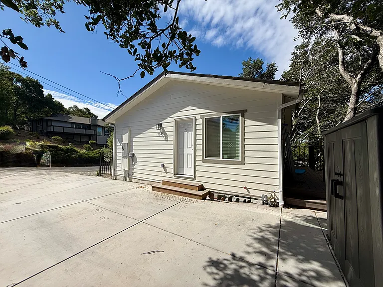 1045 East Ave — Photo 25