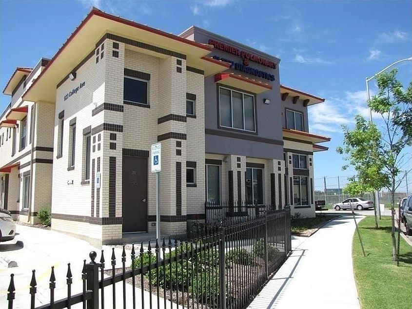 1st image of 923 College Ave