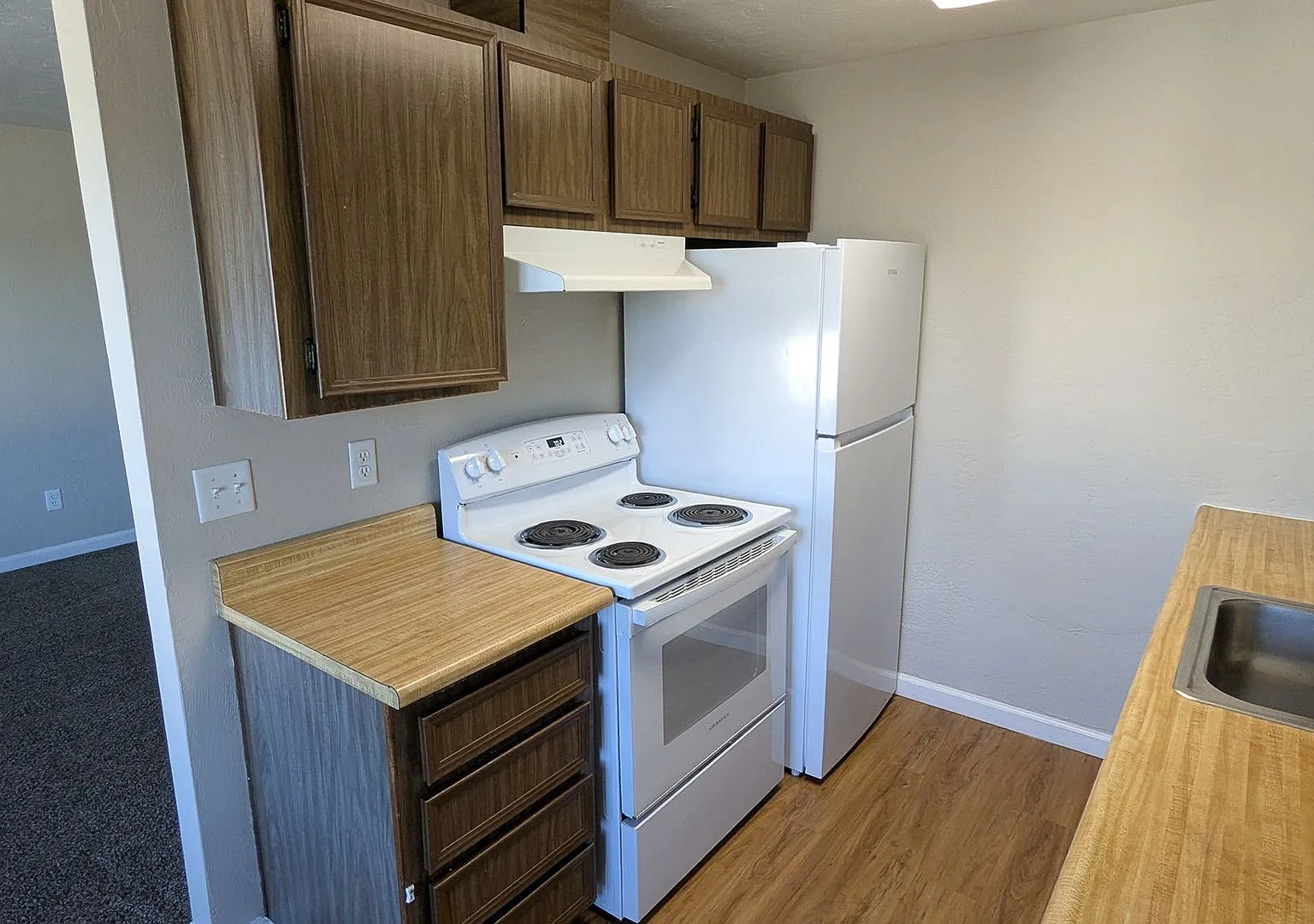 Colonial Apartments — Photo 4