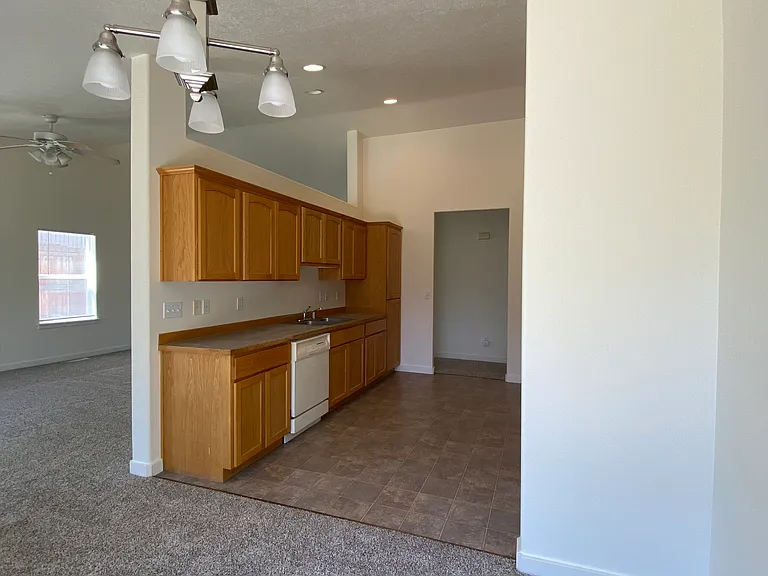 1950 SW 36th St — Photo 12