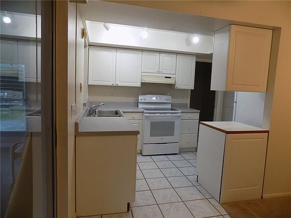 3rd image of 643 SE Calmoso Dr