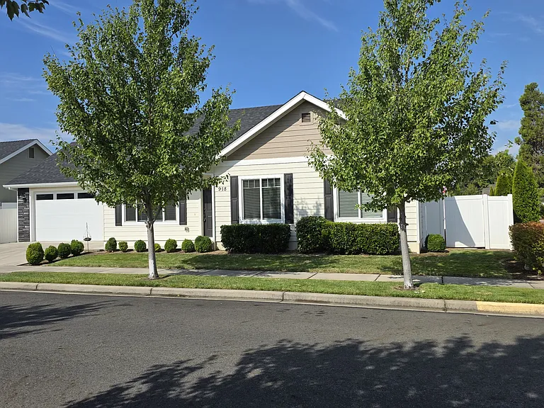 918 SW Blackberry Ln — Photo 1