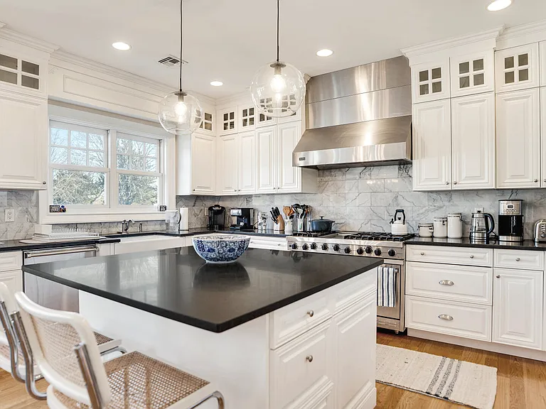 84 Tuckahoe Ln — Photo 12