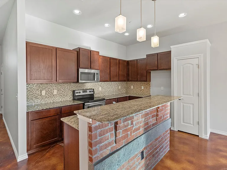 475 S Fretz Ave — Photo 7
