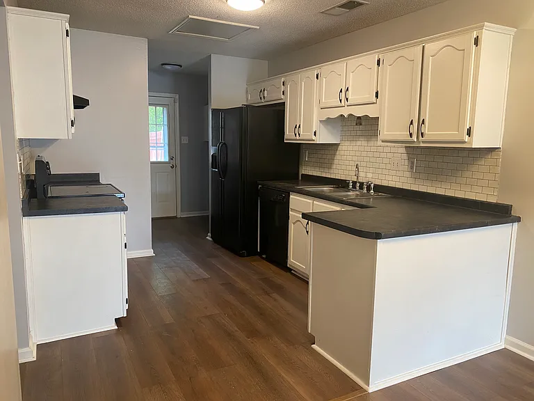 1849 Winship Dr — Photo 2