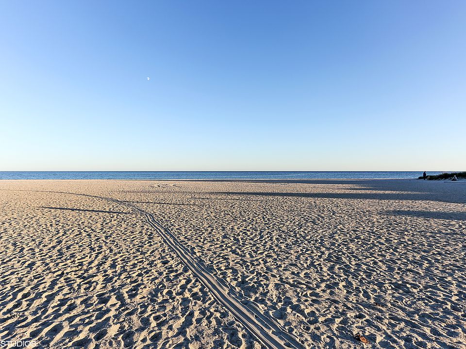 Dowses Beach - nearby!