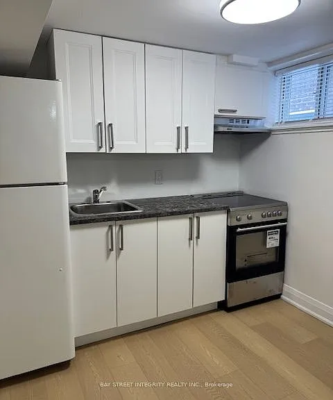 244 King Edward Ave — Photo 5
