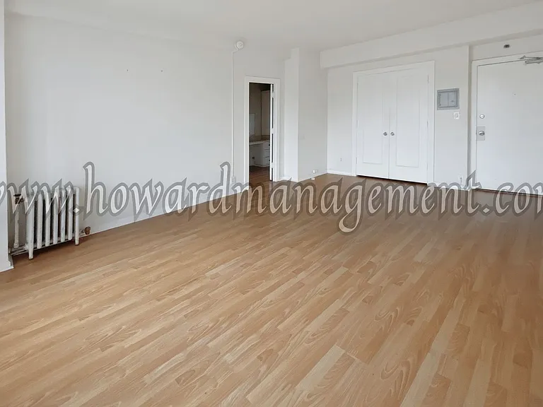 Wilshire Mediterranean Apartments — Photo 2