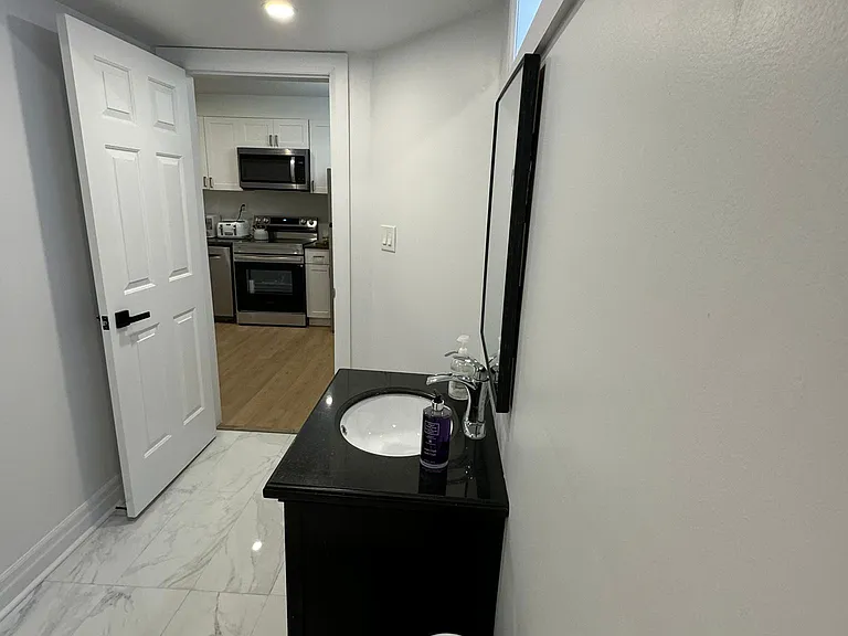 23 Chatsworth Ct #LOWER — Photo 8