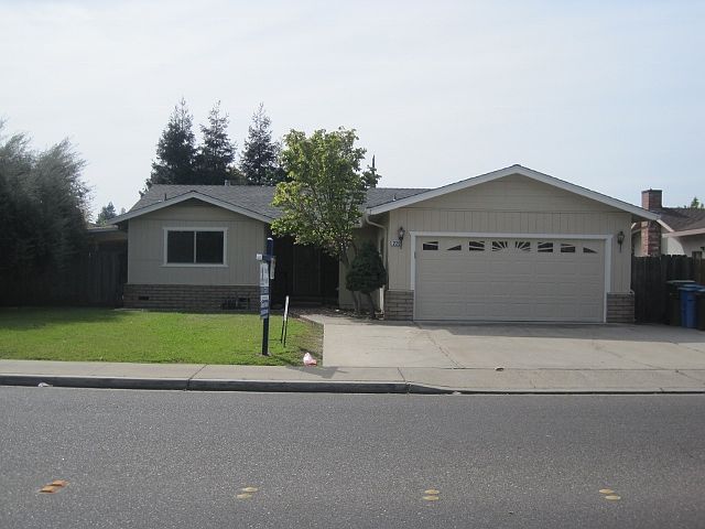1st image of 220 W Tuolumne Ave