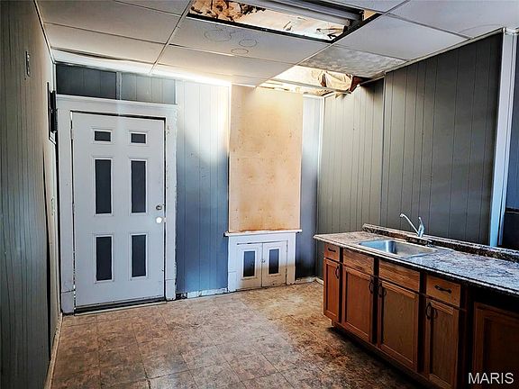 5th image of 2042 Adelaide Ave