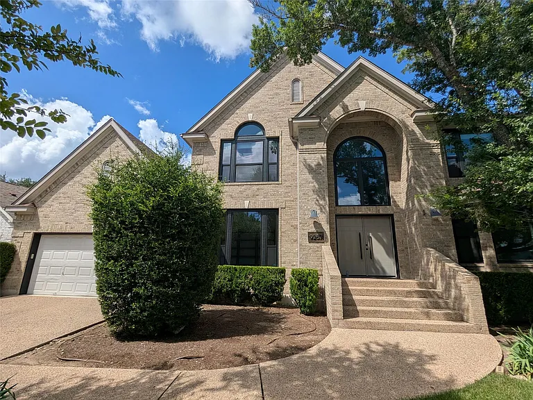 9257 Scenic Bluff Dr — Photo 1