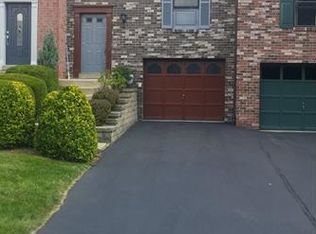 7365 Beacon Hill Dr, Pittsburgh, PA 15221