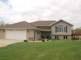 1979 105th St, Oelwein, IA 50662
