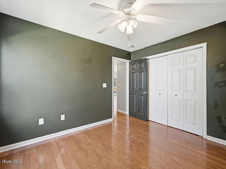 106 Lakeside Green Dr — Photo 18