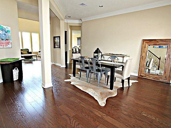 THROW LAVISH DINNER PARTIES IN THIS ELEGANT DINING ROOM