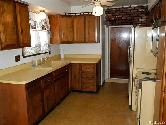 5th image of 32634 Steinhauer St