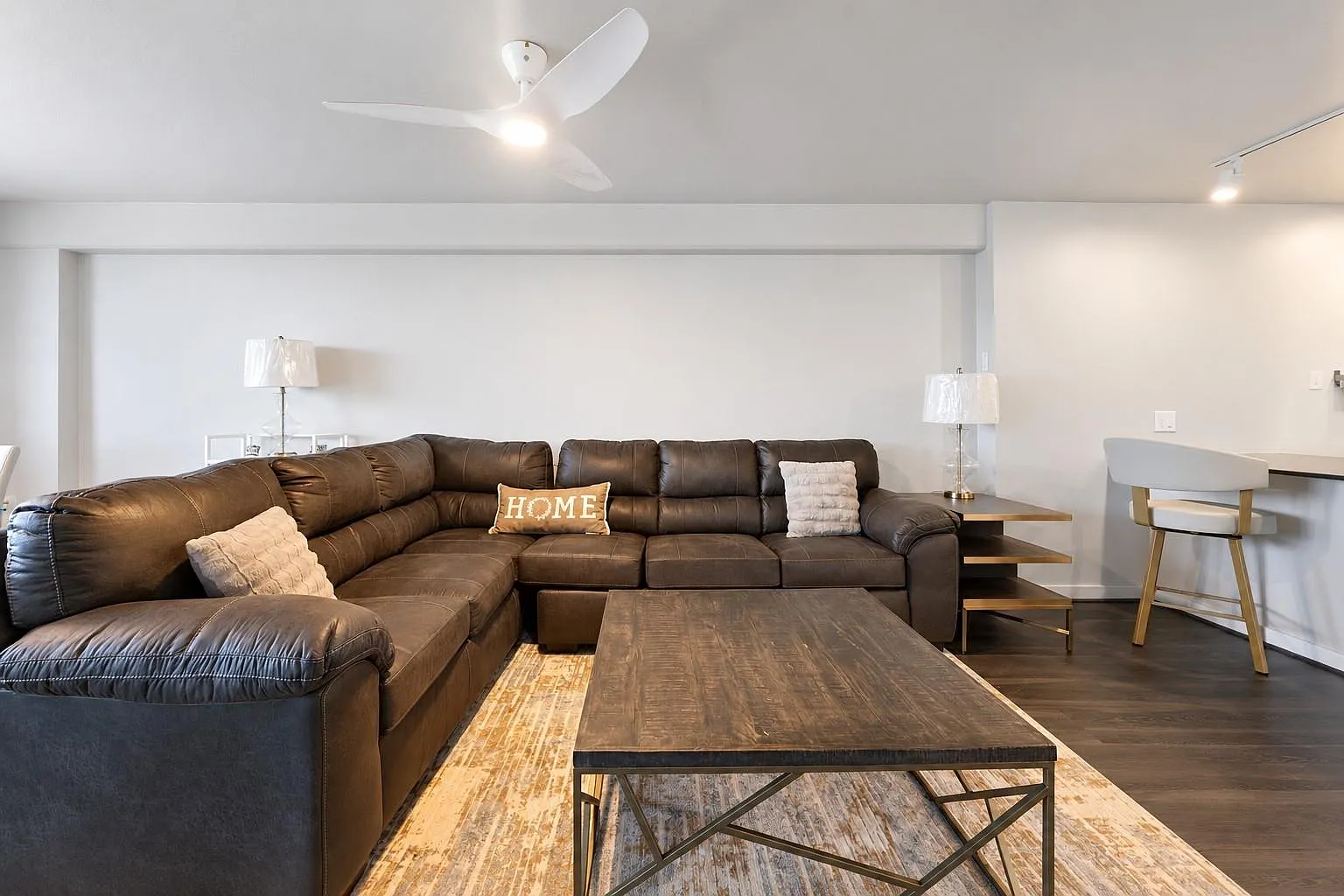 1 bed, 863 sqft, $2,299 — Photo 2
