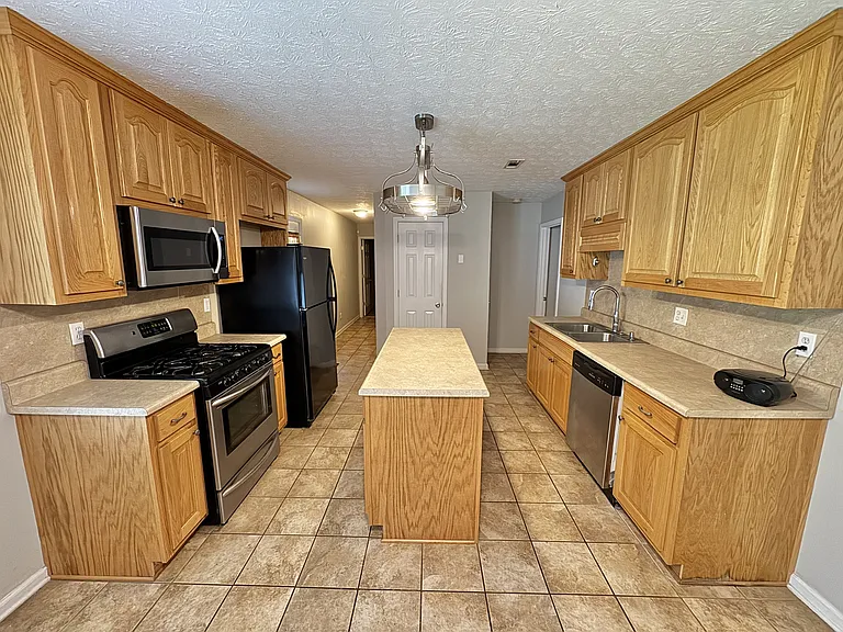 2237 Ross Ln — Photo 7