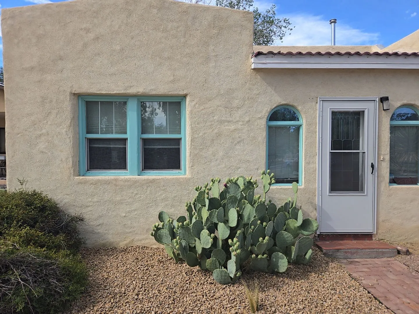 2-bedroom, 1-bathroom home located in the vibrant city of Albuquerque — Photo 3