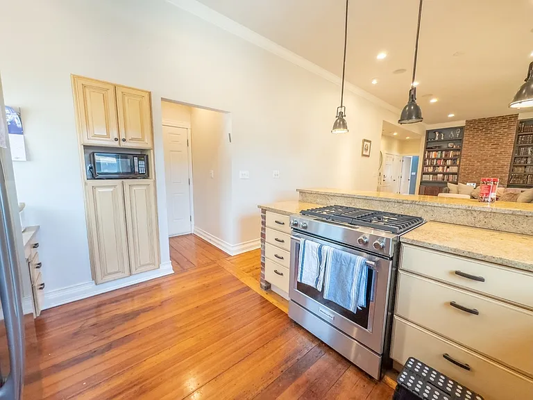 589 Franklin St #3 — Photo 8