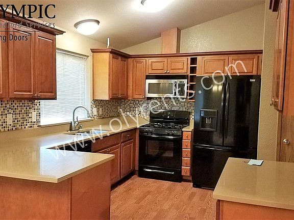 4th image of 1012 SE Scarlet Oak Dr