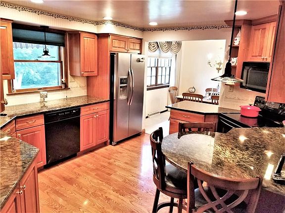 2nd image of 113 Stonybrook Dr