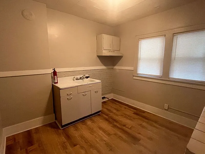 3 bed, 1.0 bath, 1166 sqft, $1,300 — Photo 2