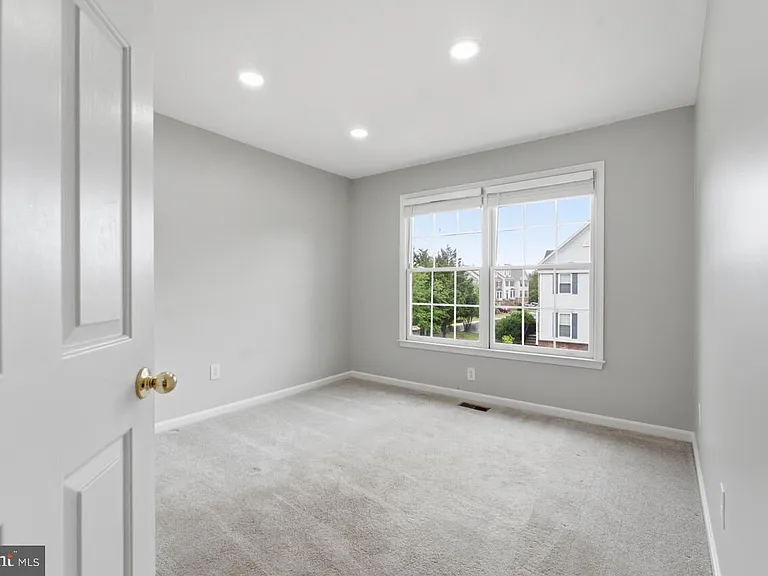 7035 Kings Manor Dr — Photo 27