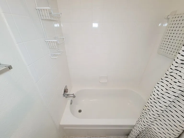 7119 N Holiday Dr — Photo 32