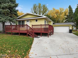 2914 Shadow Rd, Grand Forks, ND 58201